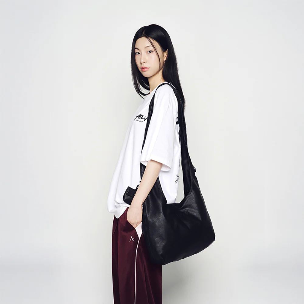 VEGAN LEATHER STITCH LOGO POINT SHOULDER BAG BLACK - Image 3