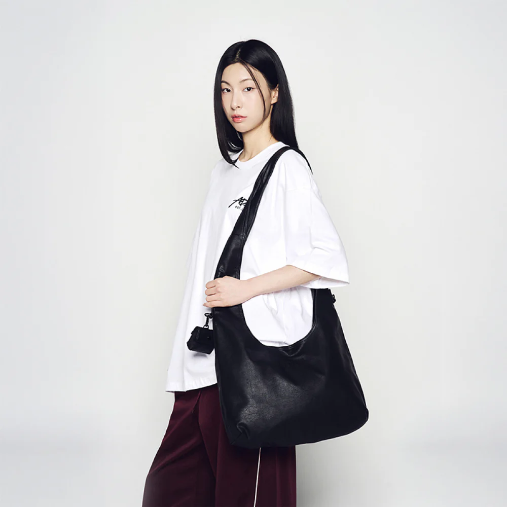 VEGAN LEATHER STITCH LOGO POINT SHOULDER BAG BLACK - Image 4